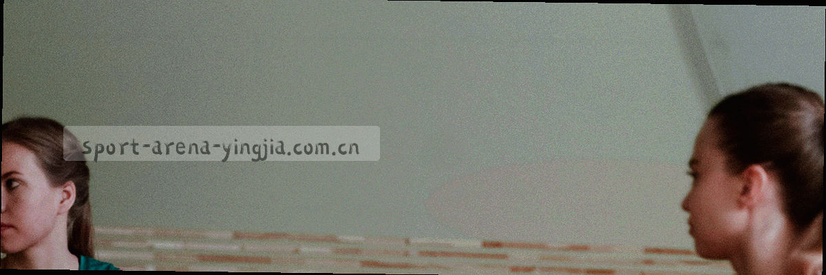 深蓝色场馆顶棚灯光线条交错的氛围图